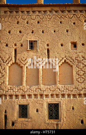 Esterno del mattone di fango kasbah Taourirt, Ourrzazate, Marocco, costruito da pascià Glaoui. Un sito Patrimonio Mondiale dell'Unesco Foto Stock