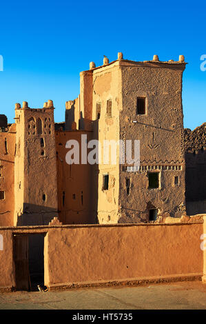 Esterno del mattone di fango kasbah Taourirt, Ourrzazate, Marocco, costruito da pascià Glaoui. Un sito Patrimonio Mondiale dell'Unesco Foto Stock