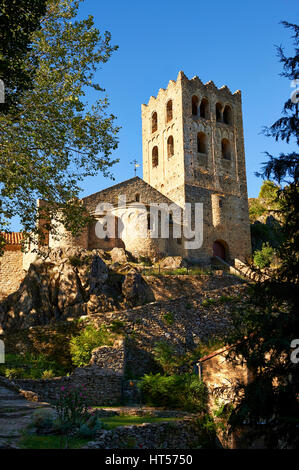 Il primo o in stile romanico lombardo Abbazia di Saint Martin du Canigou nei Pirenei, Orientales reparto, Francia. Foto Stock