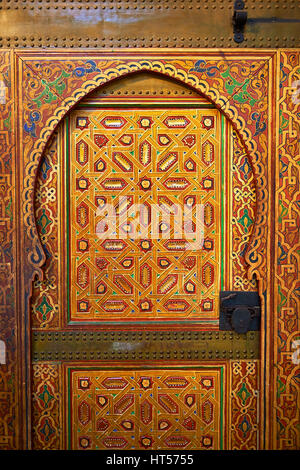 Berber Mocarabe nido lavoro decorazioni a stucco e Berber design piastrelle, Mauseleum di Moulay Ismaïl Ibn Sharif , Meknes, Meknes-Tafilalet, Marocco Foto Stock