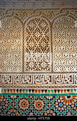 Berber Mocarabe nido lavoro decorazioni a stucco e Berber design piastrelle, Mauseleum di Moulay Ismaïl Ibn Sharif , Meknes, Meknes-Tafilalet, Marocco Foto Stock