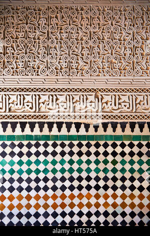 Berber Mocarabe nido lavoro decorazioni a stucco e Berber design piastrelle, Mauseleum di Moulay Ismaïl Ibn Sharif , Meknes, Meknes-Tafilalet, Marocco Foto Stock