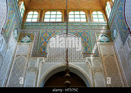 Berber Mocarabe nido lavoro decorazioni a stucco e Berber design piastrelle, Mauseleum di Moulay Ismaïl Ibn Sharif , Meknes, Meknes-Tafilalet, Marocco Foto Stock