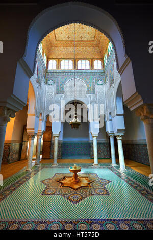 Berber Mocarabe nido lavoro decorazioni a stucco e Berber design piastrelle, Mauseleum di Moulay Ismaïl Ibn Sharif , Meknes, Meknes-Tafilalet, Marocco Foto Stock