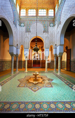 Berber Mocarabe nido lavoro decorazioni a stucco e Berber design piastrelle, Mauseleum di Moulay Ismaïl Ibn Sharif , Meknes, Meknes-Tafilalet, Marocco Foto Stock