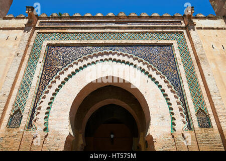 Decorate Arabesque Berber e ingresso alla Medina. Un sito Patrimonio Mondiale dell'UNESCO .Meknes, Meknes-Tafilalet, Marocco. Foto Stock