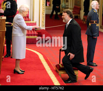 Sir Bryn Terfel Jones da Londra è realizzato un cavaliere Bachelor of British Empire dalla Regina Elisabetta II a Buckingham Palace. Foto Stock