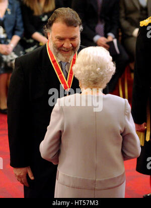 Sir Bryn Terfel Jones da Londra è realizzato un cavaliere Bachelor of British Empire dalla Regina Elisabetta II a Buckingham Palace. Foto Stock