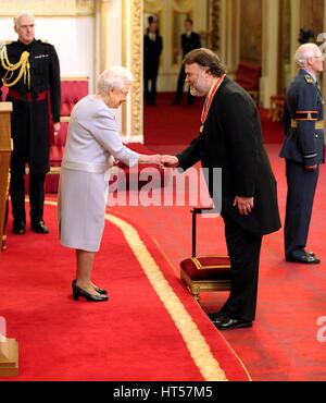 Sir Bryn Terfel Jones da Londra è realizzato un cavaliere Bachelor of British Empire dalla Regina Elisabetta II a Buckingham Palace. Foto Stock