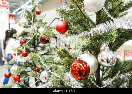 Pallina di natale con in pino decorazione con luci di sfondo Foto Stock