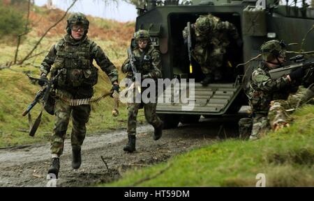 Membri del 55th Gruppo di fanteria prendere parte alla fase finale della formazione in Glen of Imaal, precedendo di distribuzione per la missione di mantenimento della pace in alture del Golan ai primi di aprile. Foto Stock