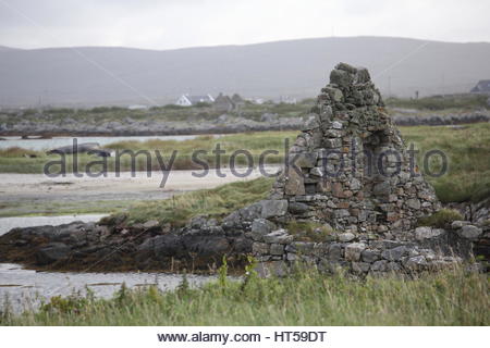 Le rovine di una vecchia casa di pietra in Connemara, Irlanda Foto Stock