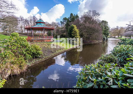 Un oldfashoned bandstand in un parco Foto Stock