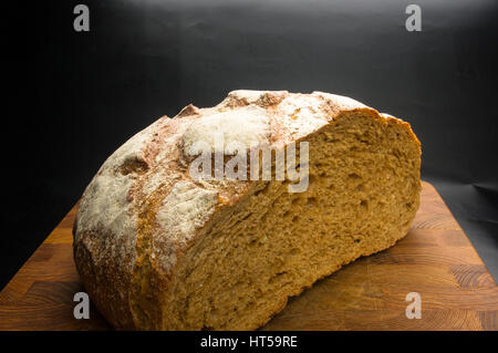 Tagliare il pane di malto realizzati a mano su sfondo di legno Foto Stock