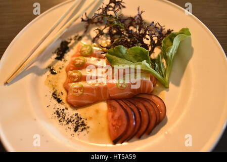 Sushi fresco (pesce e riso) dallo Chef Davin Waite, co-proprietario della chiave & Seabasstropub roditore, Oceanside, California Foto Stock