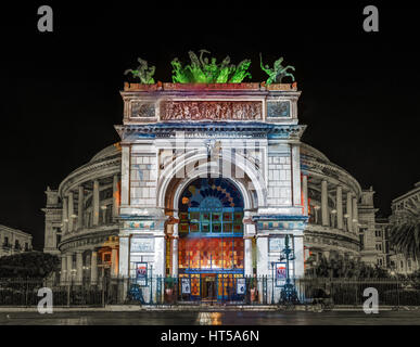 Vista notturna di sorge il Teatro Politeama Garibaldi di Palermo, Sicilia, Italia. Pittura moderna. Illustrazione spazzolato basato sulla foto. Foto Stock