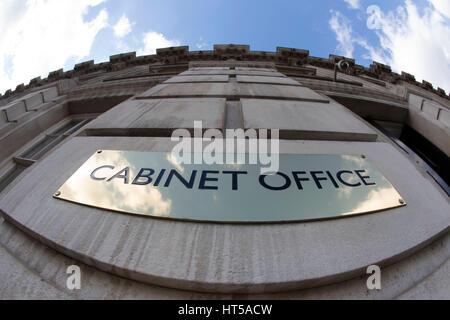 Segno del Cabinet Office in Whitehall, Londra. Foto Stock