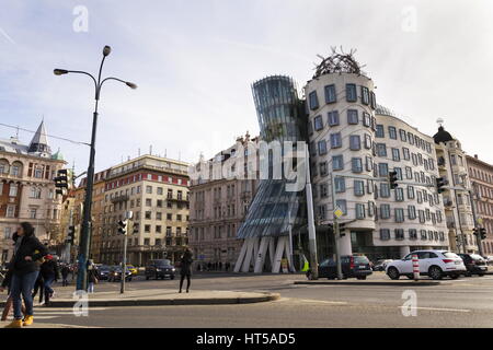 Praga, Repubblica Ceca - 3 marzo: la Casa Danzante, soprannominato Fred e zenzero, completata nel 1996 per Nationale-Nederlanden da Vlado Milunic e Frank Foto Stock