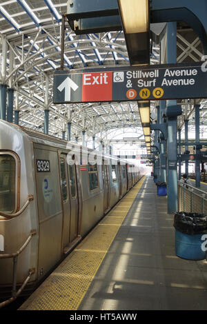 NY alla metropolitana treno F in corrispondenza di Stillwell Avenue/Surf Avenue, Coney Island, New York, Stati Uniti d'America Foto Stock