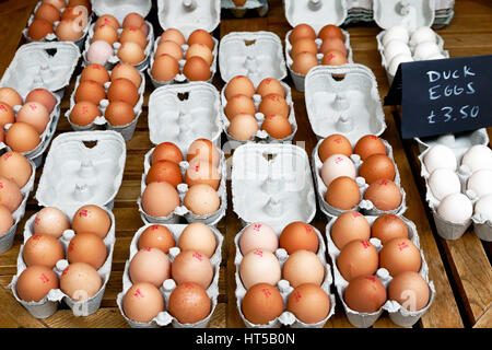 Carni di pollo e le uova di anatra sul display a Borough Market in London Foto Stock