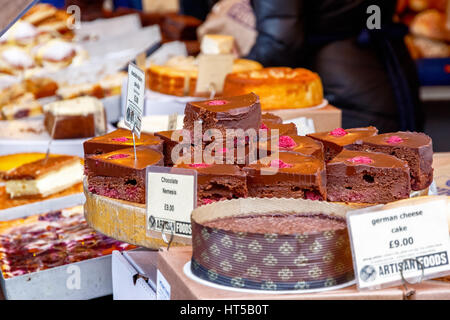 Il cioccolato lampone fetta di torta in esposizione al mercato di Borough di Londra Foto Stock