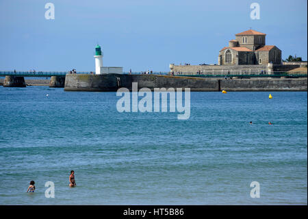 La Grande Jetee e il Prieure Saint-Nicolas di Les Sables-d'Olonne, Vendee, Pays de la Loire, in Francia, in Europa Foto Stock