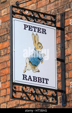 STRATFORD-upon-Avon, Regno Unito - 2 MARZO 2017: Un Peter Rabbit segno sopra un negozio nella storica cittadina di Stratford-Upon-Avon, nel Regno Unito il 2 marzo 2017. Foto Stock