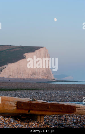 Luna si elevano al di sopra della Severn sorelle and Beachy Head da Seaford head Sussex Foto Stock