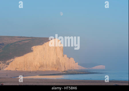 Luna si elevano al di sopra della Severn sorelle and Beachy Head da Seaford head Sussex Foto Stock