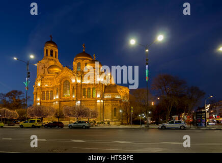 La Cattedrale dell Assunzione a Varna. illuminata di notte.Uno dei punti di riferimento di Varna, Bulgaria. Foto Stock