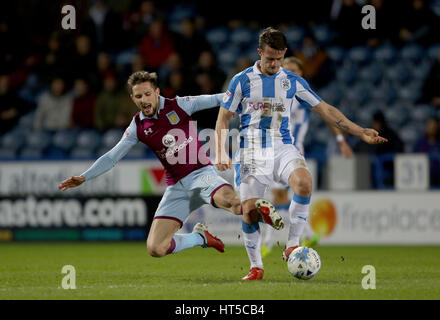 Aston Villa James Bree (sinistra) affronta Huddersfield Town Jonathan Hogg durante il cielo di scommessa match del campionato a John Smith's Stadium, Huddersfield. Foto Stock