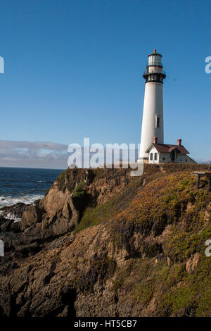 Viste di Pigeon Point Lighthouse sull'autostrada 1 sulla parte settentrionale della costa della California. Foto Stock