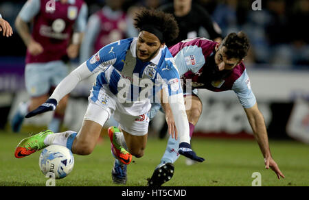 Huddersfield Town Isaia Brown (sinistra) è imbrattata di Aston Villa's Mile Jedinak durante il cielo di scommessa match del campionato a John Smith's Stadium, Huddersfield. Foto Stock