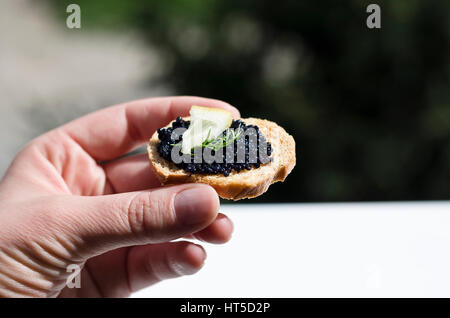 Il caviale su una bruschetta Foto Stock