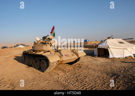 Un Peshmerga T54 serbatoio sulle linee del fronte con ISIS nei pressi di Mosul Foto Stock