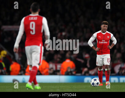 Dell'Arsenal Lucas Perez e Alex Oxlade-Chamberlain (destra) sguardo sconsolato dopo la UEFA Champions League Round di 16, la seconda gamba corrispondono all'Emirates Stadium di Londra. Foto Stock