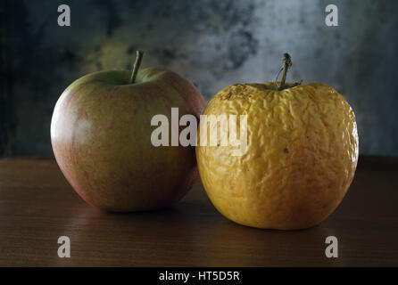 Asciugare rugosa e mele fresche - Processo di Invecchiamento Foto Stock