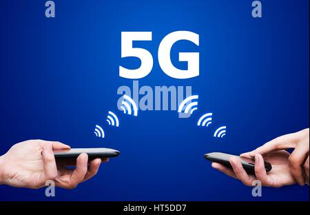 I dispositivi mobili con 5G di rete di comunicazione standard Foto Stock