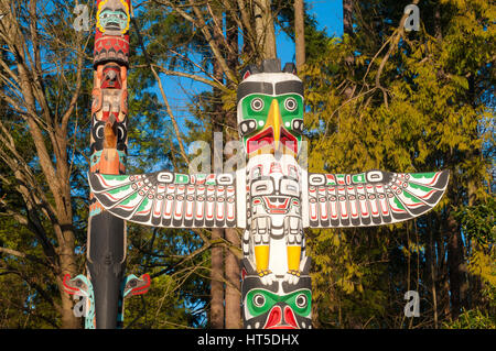 West Coast Native American totem poles a Totem Park, punto Brockton, Stanley Park, Vancouver, British Columbia Foto Stock