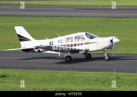 G-BNGT, un Piper PA-28-181 Archer II azionato dall'Edinburgh Flying Club, a Prestwick International Airport in Ayrshire. Foto Stock