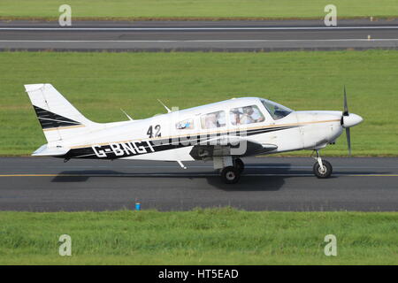 G-BNGT, un Piper PA-28-181 Archer II azionato dall'Edinburgh Flying Club, a Prestwick International Airport in Ayrshire. Foto Stock