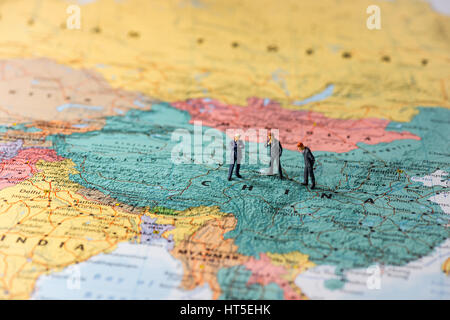 Imprenditori in miniatura sulla mappa di Cina. Foto Stock