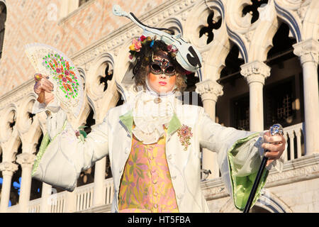 Un uomo con un bastone da passeggio il vestito per il Carnevale di Venezia,  Italia Foto stock - Alamy