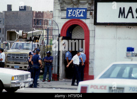 Gli agenti federali dal FBI E LA ATF lungo con Chicago città degli ufficiali di polizia rimuovere la droga e armi automatiche tra cui un esercito M-79 lanciagranate sequestrati durante un raid sul El-Rukin Tempio sunnita pista sede su South Drexel street a Chicago in Illinois il 5 agosto 1986. Foto di Mark Reinstein Foto Stock