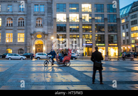 Risciò bicicletta al Gendarmenmarkt con il Konzert Haus una delle piazze più belle di Berlino in Germania il 6 marzo 2017 © Peter Schatz / Al Foto Stock
