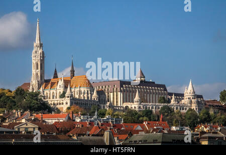 Vista del lato di Buda di Budapest con la Chiesa di San Mattia e il Bastione dei Pescatori - Budapest, Ungheria Foto Stock