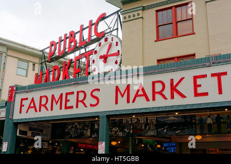 Insegne al neon e neon orologio in ingresso al Pike Place Market pubblica, Seattle, nello stato di Washington, USA Foto Stock