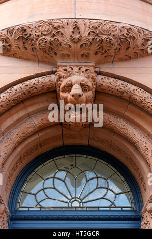 Lion scultura decorazione su ornato portale ad arco dell'edificio interurbano in Pioneer Square quartiere storico, Seattle, Washington, Stati Uniti d'America Foto Stock