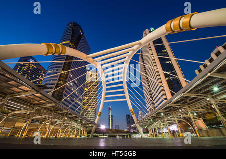 BANGKOK, Tailandia - 24 dicembre 2016. Pubblico sky-a piedi alla stazione del treno sopraelevato 'Chong Nonsi' nel centro cittadino di Bangkok square, Bangkok, Thailandia. Foto Stock