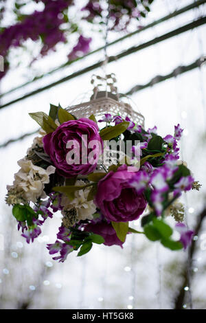 Un bel bouquet è appeso al soffitto. Decorazioni per matrimoni. Foto Stock